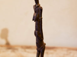 Antica statua in bronzo dei primi '900, provenienti dalla regione del Mali, etnia Dogon, raffigurante una donna. Dimensioni 3x4  h22cm  per maggiori info o dettagli info@etniko.it 0039 3338778241