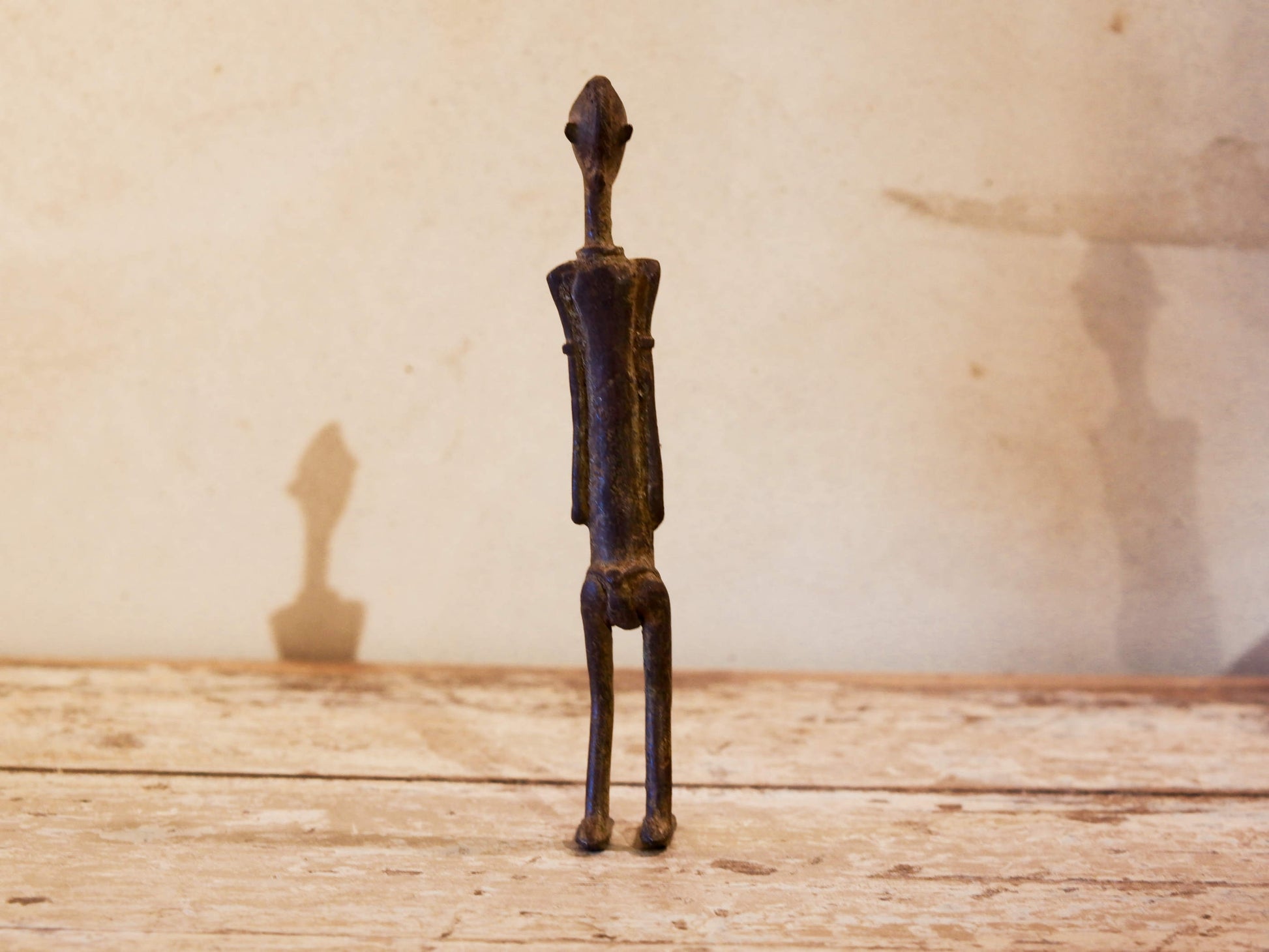 Antica statua in bronzo dei primi '900, provenienti dalla regione del Mali, etnia Dogon, raffigurante una donna. Dimensioni 3x4  h22cm  per maggiori info o dettagli info@etniko.it 0039 3338778241