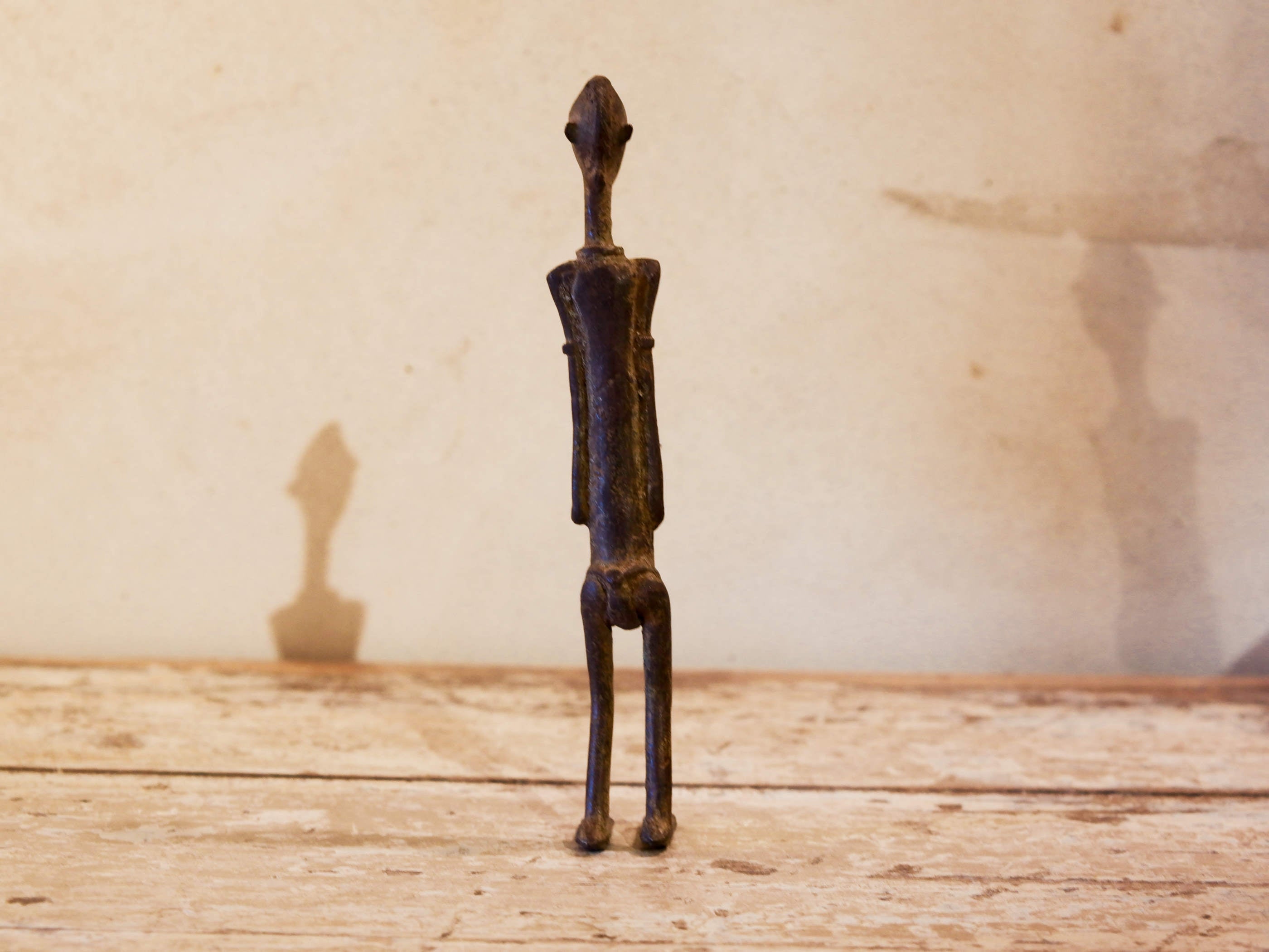 Antica statua in bronzo dei primi '900, provenienti dalla regione del Mali, etnia Dogon, raffigurante una donna. Dimensioni 3x4  h22cm  per maggiori info o dettagli info@etniko.it 0039 3338778241