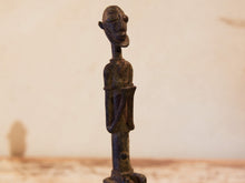 Carica l&#39;immagine nel visualizzatore di Gallery, Antica statua in bronzo dei primi &#39;900, provenienti dalla regione del Mali, etnia Dogon, raffigurante una donna. Dimensioni 3x5  h21cm  per maggiori info o dettagli info@etniko.it 0039 3338778241