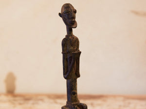 Antica statua in bronzo dei primi '900, provenienti dalla regione del Mali, etnia Dogon, raffigurante una donna. Dimensioni 3x5  h21cm  per maggiori info o dettagli info@etniko.it 0039 3338778241