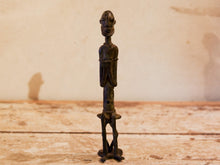Carica l&#39;immagine nel visualizzatore di Gallery, Antica statua in bronzo dei primi &#39;900, provenienti dalla regione del Mali, etnia Dogon, raffigurante una donna. Dimensioni 3x5  h21cm  per maggiori info o dettagli info@etniko.it 0039 3338778241