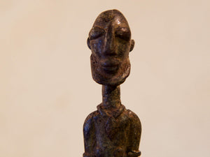 Antica statua in bronzo dei primi '900, provenienti dalla regione del Mali, etnia Dogon, raffigurante una donna. Dimensioni 3x5  h21cm  per maggiori info o dettagli info@etniko.it 0039 3338778241