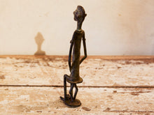 Carica l&#39;immagine nel visualizzatore di Gallery, Antica statua in bronzo dei primi &#39;900, provenienti dalla regione del Mali, etnia Dogon, raffigurante una donna.Dimensioni 3x5  h21cm  per maggiori info o dettagli info@etniko.it 0039 3338778241