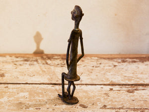 Antica statua in bronzo dei primi '900, provenienti dalla regione del Mali, etnia Dogon, raffigurante una donna.Dimensioni 3x5  h21cm  per maggiori info o dettagli info@etniko.it 0039 3338778241