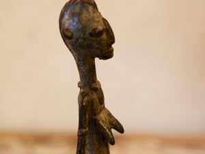 Antica statua in bronzo dei primi '900, provenienti dalla regione del Mali, etnia Dogon, raffigurante una donna.Dimensioni 3x5  h21cm  per maggiori info o dettagli info@etniko.it 0039 3338778241