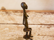 Carica l&#39;immagine nel visualizzatore di Gallery, Antica statua in bronzo dei primi &#39;900, provenienti dalla regione del Mali, etnia Dogon, raffigurante una donna.Dimensioni 3x5  h21cm  per maggiori info o dettagli info@etniko.it 0039 3338778241