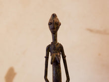 Carica l&#39;immagine nel visualizzatore di Gallery, Antica statua in bronzo dei primi &#39;900, provenienti dalla regione del Mali, etnia Dogon, raffigurante una donna.Dimensioni 3x5  h21cm  per maggiori info o dettagli info@etniko.it 0039 3338778241