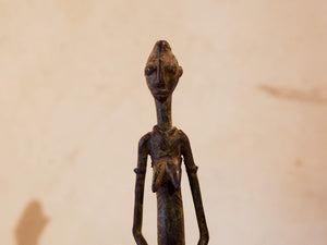 Antica statua in bronzo dei primi '900, provenienti dalla regione del Mali, etnia Dogon, raffigurante una donna.Dimensioni 3x5  h21cm  per maggiori info o dettagli info@etniko.it 0039 3338778241