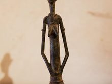 Carica l&#39;immagine nel visualizzatore di Gallery, Antica statua in bronzo dei primi &#39;900, provenienti dalla regione del Mali, etnia Dogon, raffigurante una donna.Dimensioni 3x5  h21cm  per maggiori info o dettagli info@etniko.it 0039 3338778241