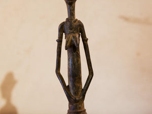Antica statua in bronzo dei primi '900, provenienti dalla regione del Mali, etnia Dogon, raffigurante una donna.Dimensioni 3x5  h21cm  per maggiori info o dettagli info@etniko.it 0039 3338778241