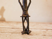 Carica l&#39;immagine nel visualizzatore di Gallery, Antica statua in bronzo dei primi &#39;900, provenienti dalla regione del Mali, etnia Dogon, raffigurante una donna.Dimensioni 3x5  h21cm  per maggiori info o dettagli info@etniko.it 0039 3338778241