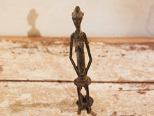 Carica l&#39;immagine nel visualizzatore di Gallery, Antica statua in bronzo dei primi &#39;900, provenienti dalla regione del Mali, etnia Dogon, raffigurante una donna.Dimensioni 3x5  h21cm  per maggiori info o dettagli info@etniko.it 0039 3338778241
