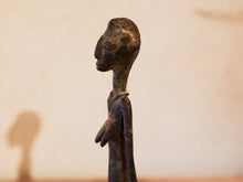 Carica l&#39;immagine nel visualizzatore di Gallery, Antica statua in bronzo dei primi &#39;900, provenienti dalla regione del Mali, etnia Dogon, raffigurante una donna.Dimensioni 3x5  h21cm  per maggiori info o dettagli info@etniko.it 0039 3338778241