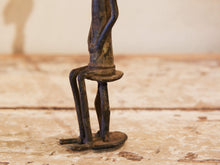Carica l&#39;immagine nel visualizzatore di Gallery, Antica statua in bronzo dei primi &#39;900, provenienti dalla regione del Mali, etnia Dogon, raffigurante una donna.Dimensioni 3x5  h21cm  per maggiori info o dettagli info@etniko.it 0039 3338778241