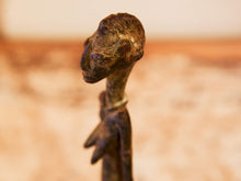 Carica l&#39;immagine nel visualizzatore di Gallery, Antica statua in bronzo dei primi &#39;900, provenienti dalla regione del Mali, etnia Dogon, raffigurante una donna.Dimensioni 3x5  h21cm  per maggiori info o dettagli info@etniko.it 0039 3338778241