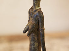 Carica l&#39;immagine nel visualizzatore di Gallery, Antica statua in bronzo dei primi &#39;900, provenienti dalla regione del Mali, etnia Dogon, raffigurante una donna.Dimensioni 3x5  h21cm  per maggiori info o dettagli info@etniko.it 0039 3338778241