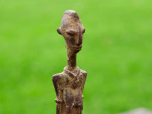 Carica l&#39;immagine nel visualizzatore di Gallery, Antica statua in bronzo dei primi &#39;900, provenienti dalla regione del Mali, etnia Dogon, raffigurante una donna. Dimensioni 3x3  h22cm