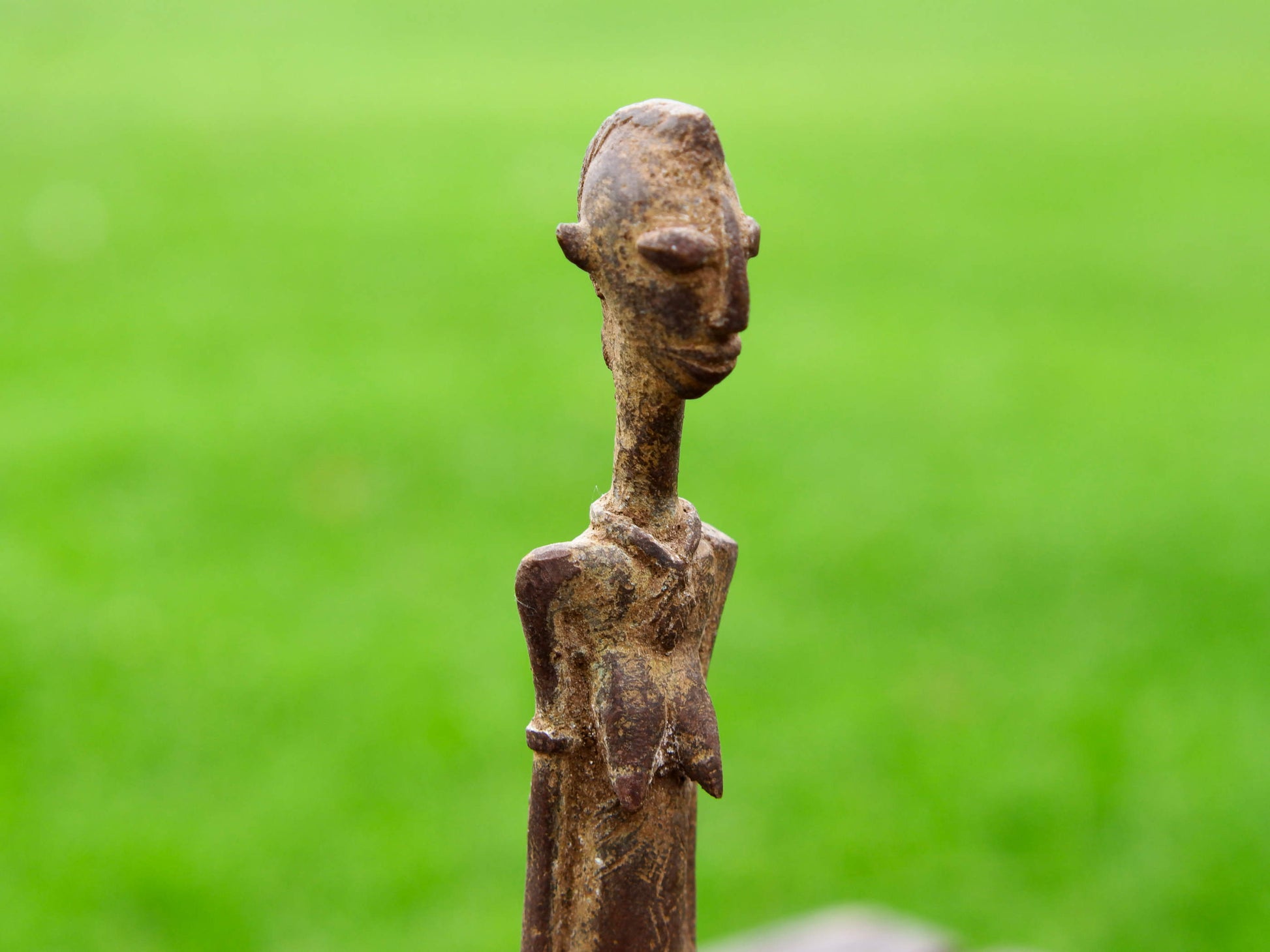 Antica statua in bronzo dei primi '900, provenienti dalla regione del Mali, etnia Dogon, raffigurante una donna. Dimensioni 3x3  h22cm