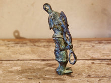 Carica l&#39;immagine nel visualizzatore di Gallery, Antica statua guerriero in bronzo del Benin. Dimensioni 10x5  h18cm.    per maggiori info o dettagli info@etniko.it 0039 3338778241
