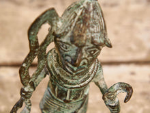 Carica l&#39;immagine nel visualizzatore di Gallery, Antica statua guerriero in bronzo del Benin. Dimensioni 10x5  h18cm.    per maggiori info o dettagli info@etniko.it 0039 3338778241