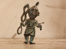Carica l&#39;immagine nel visualizzatore di Gallery, Antica statua guerriero in bronzo del Benin. Dimensioni 10x5  h18cm.    per maggiori info o dettagli info@etniko.it 0039 3338778241