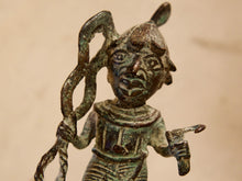 Carica l&#39;immagine nel visualizzatore di Gallery, Antica statua guerriero in bronzo del Benin. Dimensioni 10x5  h18cm.    per maggiori info o dettagli info@etniko.it 0039 3338778241