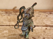 Carica l&#39;immagine nel visualizzatore di Gallery, Antica statua guerriero in bronzo del Benin. Dimensioni 10x5  h18cm.    per maggiori info o dettagli info@etniko.it 0039 3338778241