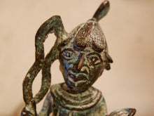 Carica l&#39;immagine nel visualizzatore di Gallery, Antica statua guerriero in bronzo del Benin. Dimensioni 10x5  h18cm.    per maggiori info o dettagli info@etniko.it 0039 3338778241