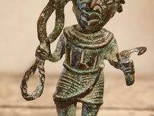 Carica l&#39;immagine nel visualizzatore di Gallery, Antica statua guerriero in bronzo del Benin. Dimensioni 10x5  h18cm.    per maggiori info o dettagli info@etniko.it 0039 3338778241