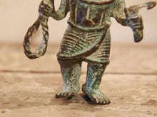 Carica l&#39;immagine nel visualizzatore di Gallery, Antica statua guerriero in bronzo del Benin. Dimensioni 10x5  h18cm.    per maggiori info o dettagli info@etniko.it 0039 3338778241