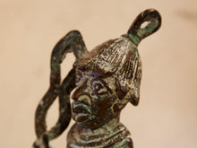 Carica l&#39;immagine nel visualizzatore di Gallery, Antica statua guerriero in bronzo del Benin. Dimensioni 10x5  h18cm.    per maggiori info o dettagli info@etniko.it 0039 3338778241