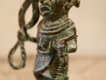 Carica l&#39;immagine nel visualizzatore di Gallery, Antica statua guerriero in bronzo del Benin. Dimensioni 10x5  h18cm.    per maggiori info o dettagli info@etniko.it 0039 3338778241