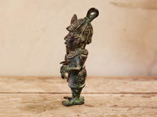 Carica l&#39;immagine nel visualizzatore di Gallery, Antica statua guerriero in bronzo del Benin. Dimensioni 10x5  h18cm.    per maggiori info o dettagli info@etniko.it 0039 3338778241