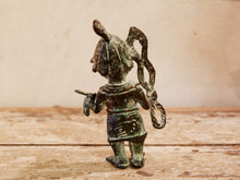 Carica l&#39;immagine nel visualizzatore di Gallery, Antica statua guerriero in bronzo del Benin. Dimensioni 10x5  h18cm.    per maggiori info o dettagli info@etniko.it 0039 3338778241