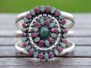 bracciale indiano fatto a mano con base in argento 925 e pietre, radice di rubino e smeraldo.  pezzo unico raro e di difficile lavorazione, parti a sbalzo, incastonatura, pietre tagliate .... il bracciale è lasciato con la patina originale, su richiesta si può portare lucido o rodiato .   altezza massima 6cm spessore massmo 1,5 cm circonferenza ( comunque regolabile ) 23 cm peso 100 gr 
