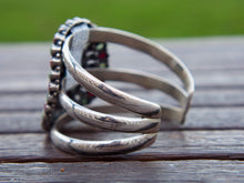 Carica l&#39;immagine nel visualizzatore di Gallery, bracciale indiano fatto a mano con base in argento 925 e pietre, radice di rubino e smeraldo.  pezzo unico raro e di difficile lavorazione, parti a sbalzo, incastonatura, pietre tagliate .... il bracciale è lasciato con la patina originale, su richiesta si può portare lucido o rodiato .   altezza massima 6cm spessore massmo 1,5 cm circonferenza ( comunque regolabile ) 23 cm peso 100 gr 
