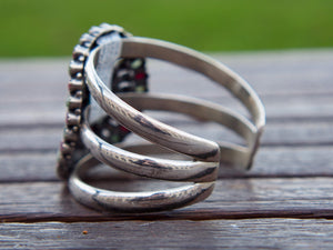 bracciale indiano fatto a mano con base in argento 925 e pietre, radice di rubino e smeraldo.  pezzo unico raro e di difficile lavorazione, parti a sbalzo, incastonatura, pietre tagliate .... il bracciale è lasciato con la patina originale, su richiesta si può portare lucido o rodiato .   altezza massima 6cm spessore massmo 1,5 cm circonferenza ( comunque regolabile ) 23 cm peso 100 gr 
