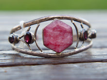 Carica l&#39;immagine nel visualizzatore di Gallery, bracciale indiano fatto a mano, base in argento 925 con pietre, radice di rubino e granati  pezzo unico raro e di difficile lavorazione , parti a sbalzo , incastonatura , pietre tagliate .... il bracciale è lasciato con la patina originale , su richiesta si può portare lucido o rodiato .   altezza massima 3 cm spessore massmo 1,5 cm circonferenza ( comunque regolabile ) 21 cm peso 33 gr 