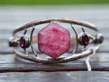 Carica l&#39;immagine nel visualizzatore di Gallery, bracciale indiano fatto a mano, base in argento 925 con pietre, radice di rubino e granati  pezzo unico raro e di difficile lavorazione , parti a sbalzo , incastonatura , pietre tagliate .... il bracciale è lasciato con la patina originale , su richiesta si può portare lucido o rodiato .   altezza massima 3 cm spessore massmo 1,5 cm circonferenza ( comunque regolabile ) 21 cm peso 33 gr 