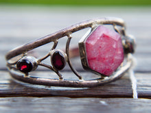 Carica l&#39;immagine nel visualizzatore di Gallery, bracciale indiano fatto a mano, base in argento 925 con pietre, radice di rubino e granati  pezzo unico raro e di difficile lavorazione , parti a sbalzo , incastonatura , pietre tagliate .... il bracciale è lasciato con la patina originale , su richiesta si può portare lucido o rodiato .   altezza massima 3 cm spessore massmo 1,5 cm circonferenza ( comunque regolabile ) 21 cm peso 33 gr 