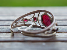 Carica l&#39;immagine nel visualizzatore di Gallery, bracciale indiano fatto a mano, base in argento 925 con pietre, radice di rubino e granati  pezzo unico raro e di difficile lavorazione , parti a sbalzo , incastonatura , pietre tagliate .... il bracciale è lasciato con la patina originale , su richiesta si può portare lucido o rodiato .   altezza massima 3 cm spessore massmo 1,5 cm circonferenza ( comunque regolabile ) 21 cm peso 33 gr 