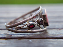 Carica l&#39;immagine nel visualizzatore di Gallery, bracciale indiano fatto a mano, base in argento 925 con pietre, radice di rubino e granati  pezzo unico raro e di difficile lavorazione , parti a sbalzo , incastonatura , pietre tagliate .... il bracciale è lasciato con la patina originale , su richiesta si può portare lucido o rodiato .   altezza massima 3 cm spessore massmo 1,5 cm circonferenza ( comunque regolabile ) 21 cm peso 33 gr 