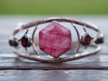 Carica l&#39;immagine nel visualizzatore di Gallery, bracciale indiano fatto a mano, base in argento 925 con pietre, radice di rubino e granati  pezzo unico raro e di difficile lavorazione , parti a sbalzo , incastonatura , pietre tagliate .... il bracciale è lasciato con la patina originale , su richiesta si può portare lucido o rodiato .   altezza massima 3 cm spessore massmo 1,5 cm circonferenza ( comunque regolabile ) 21 cm peso 33 gr 