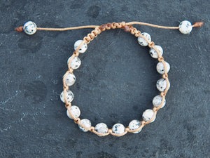 Bracciale intrecciato con lapislazzulo. Pezzo unico assemblato artigianalmente. alcune caratteristiche del lapislazzulo... stimollunghezza regolabile 16/24cm, altezza 1cm, peso 15 grammi