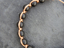 Carica l&#39;immagine nel visualizzatore di Gallery, Bracciale intrecciato con shungite. Pezzo unico assemblato artigianalmente.lunghezza regolabile 16/24cm, altezza 1cm, peso 15 grammi