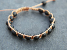 Carica l&#39;immagine nel visualizzatore di Gallery, Bracciale intrecciato con shungite. Pezzo unico assemblato artigianalmente.lunghezza regolabile 16/24cm, altezza 1cm, peso 15 grammi