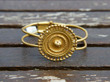 Carica l&#39;immagine nel visualizzatore di Gallery, bracciale rigido inciso con disegni in stile maya azteco, classici simboli della cultura sud americana in argento placcato oro 24 kt. pezzo unico.  dimensioni h 4 cm, larghezza 7x6cm, peso 35 gr   per maggiori info, foto o dettagli contattare watshapp 0039 3338778241 mail info@etniko.it pinterest / facebook / instagram: etnikobycrosato