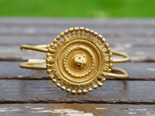 Carica l&#39;immagine nel visualizzatore di Gallery, bracciale rigido inciso con disegni in stile maya azteco, classici simboli della cultura sud americana in argento placcato oro 24 kt. pezzo unico.  dimensioni h 4 cm, larghezza 7x6cm, peso 35 gr   per maggiori info, foto o dettagli contattare watshapp 0039 3338778241 mail info@etniko.it pinterest / facebook / instagram: etnikobycrosato