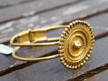 Carica l&#39;immagine nel visualizzatore di Gallery, bracciale rigido inciso con disegni in stile maya azteco, classici simboli della cultura sud americana in argento placcato oro 24 kt. pezzo unico.  dimensioni h 4 cm, larghezza 7x6cm, peso 35 gr   per maggiori info, foto o dettagli contattare watshapp 0039 3338778241 mail info@etniko.it pinterest / facebook / instagram: etnikobycrosato